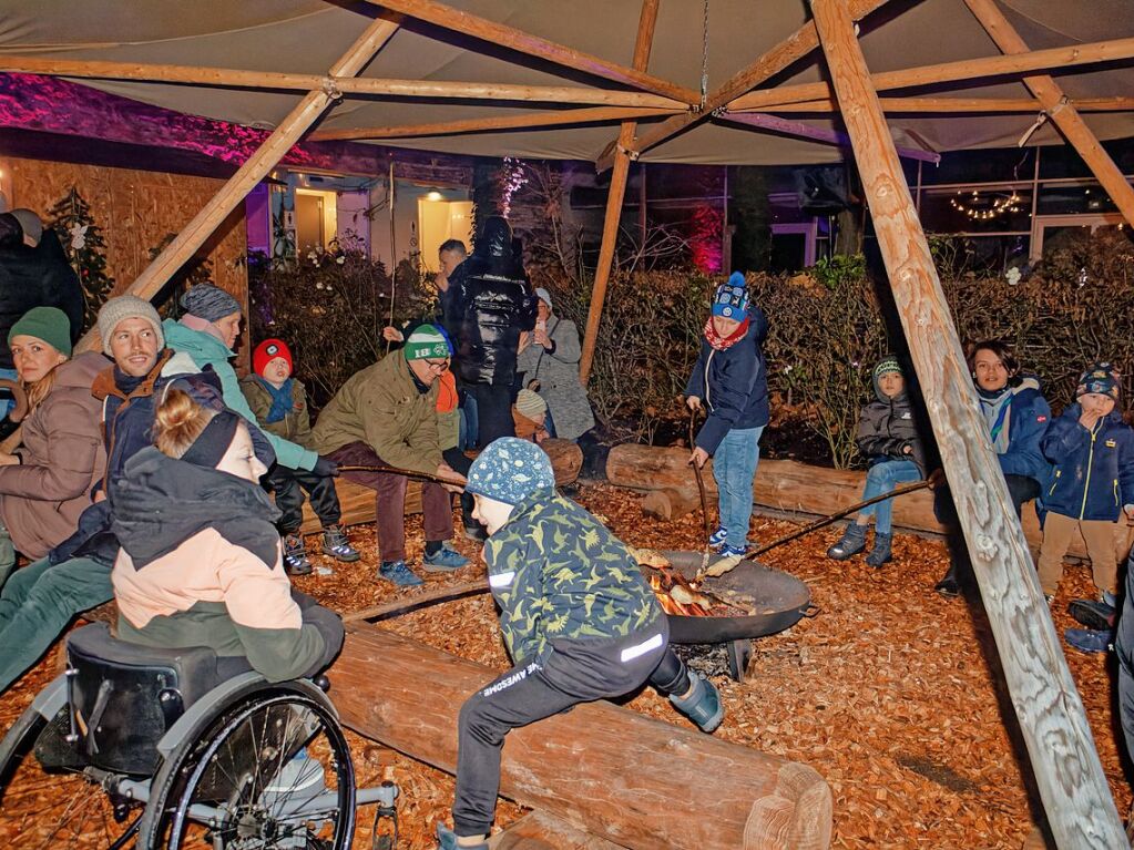 Stimmungsvolles Ambiente beim Weihnachtsmarkt in Herbolzheim mit Stockbrotbacken.