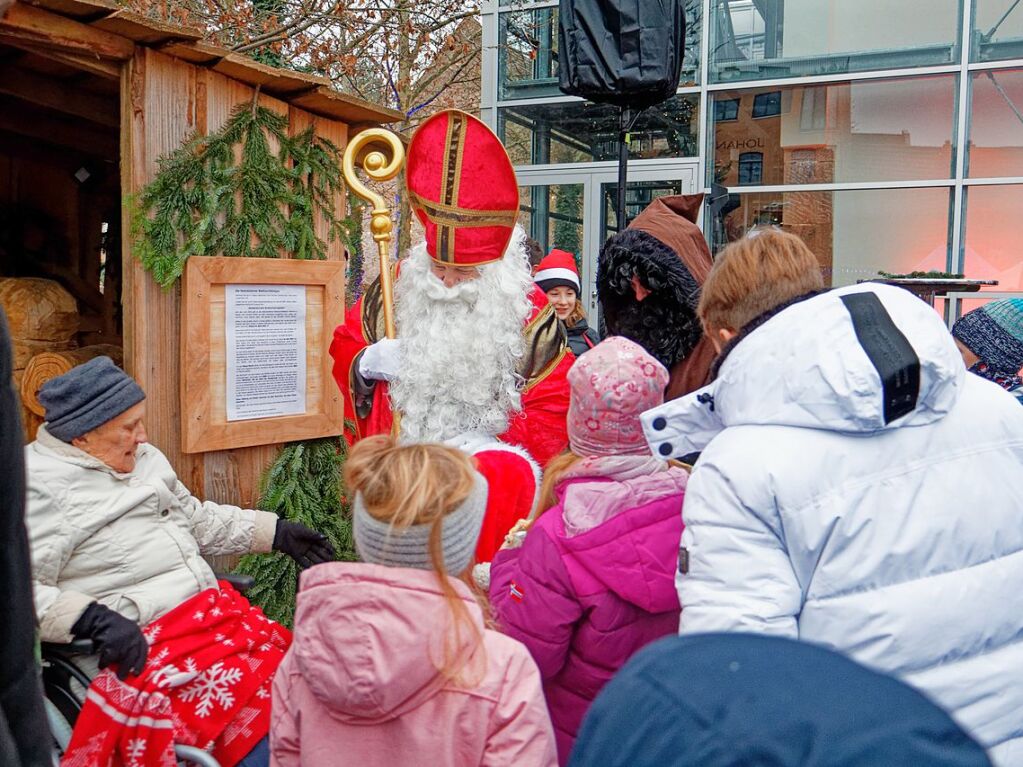 Weihnachtsmarkt in Herbolzheim: Der Nikolaus war dicht umlagert.