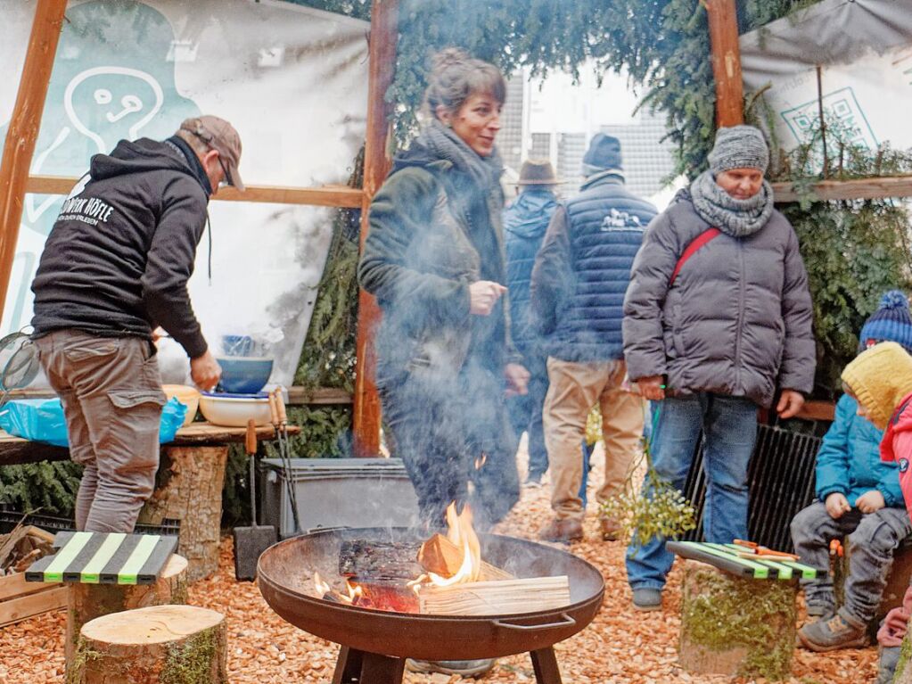 Weihnachtsmarkt in Herbolzheim: Im Tipi des Waldwerks Hfle kamen nicht nur Kinder auf ihre Kosten.