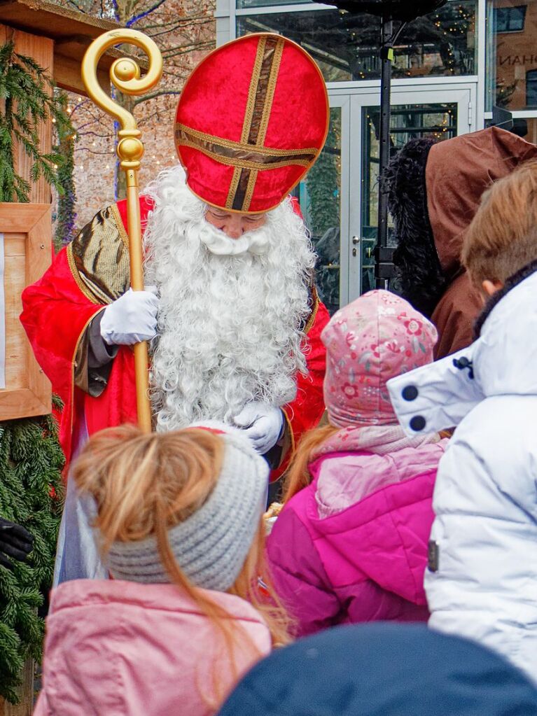 Weihnachtsmarkt in Herbolzheim: Der Nikolaus war dicht umlagert.