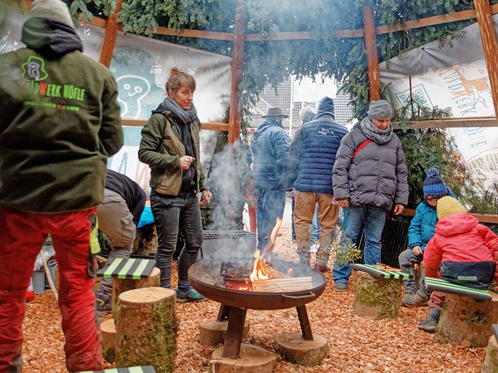 Weihnachtsmarkt in Herbolzheim: Im Tipi des Waldwerks Hfle kamen nicht nur Kinder auf ihre Kosten.