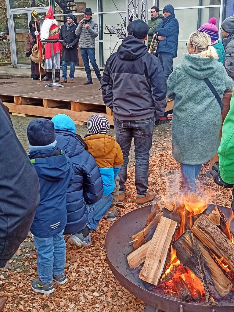 Erffnung des Weihnachtsmarkts in Herbolzheim: Die Pltze rund um die Feuerschalen waren gefragt.