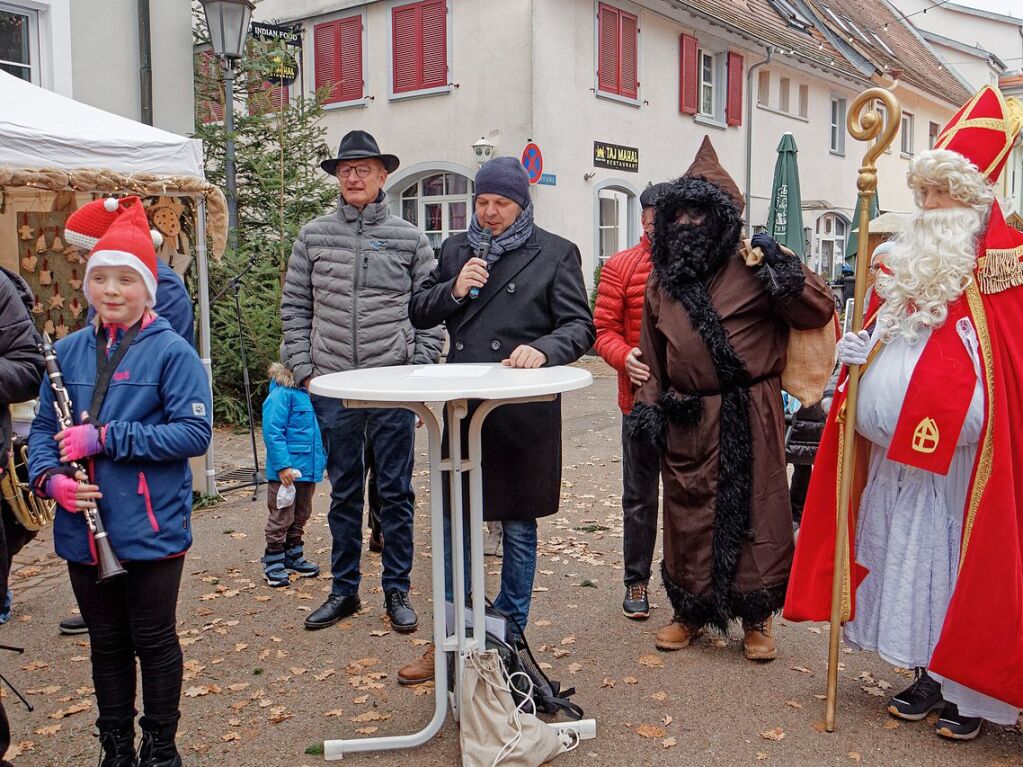 Erffnung des Weihnachtsmarkts in Kenzingen: Brgermeister Dirk Schwier gemeinsam mit seinem Herbolzheimer Kollegen Thomas Gedemer, Nikolaus und Knecht Ruprecht.