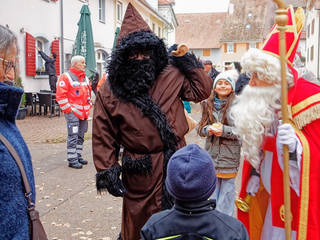 Erffnung des Weihnachtsmarkts in Kenzingen: Nikolaus und Knecht Ruprecht in Aktion