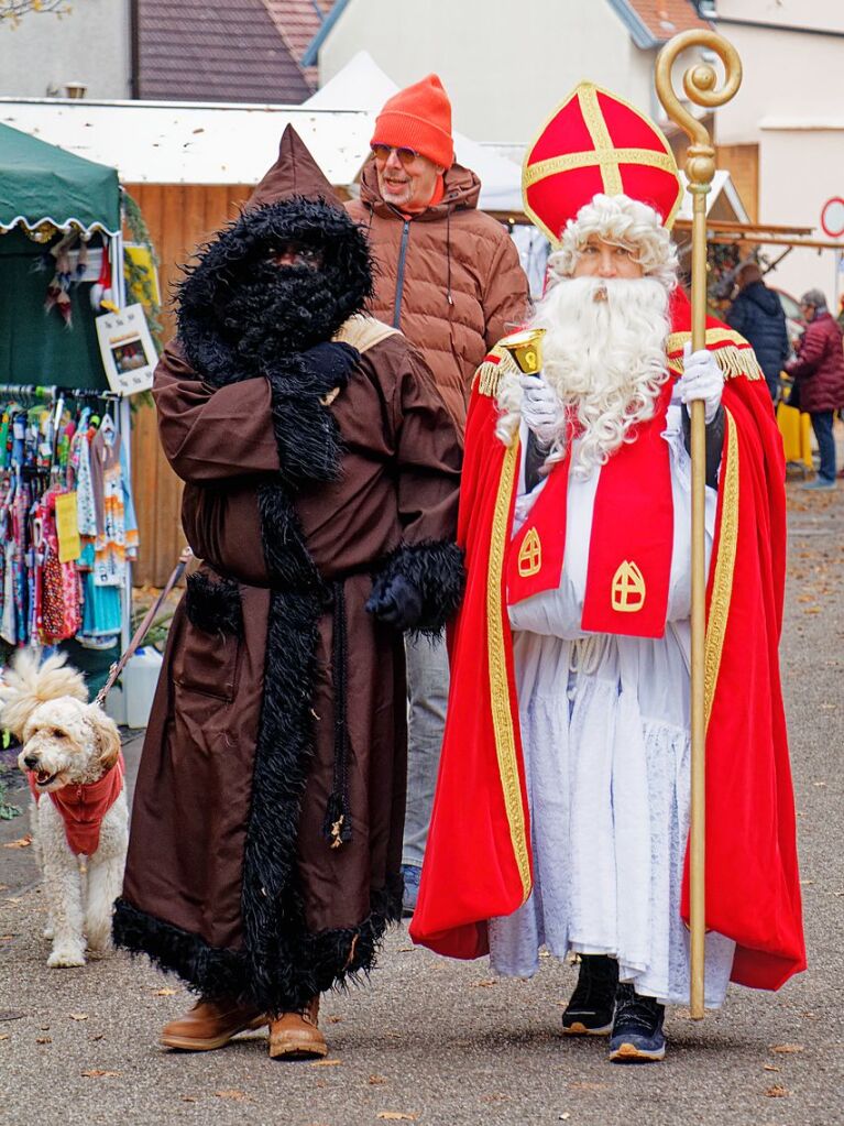 Weihnachtsmarkt in Kenzingen: Nikolaus und Knecht Ruprecht in Aktion