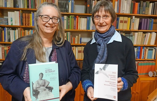 Autorin und Bibliothekarin Christine R...BAG-Verlag freuen sich ber den Preis.  | Foto: Roswitha Frey