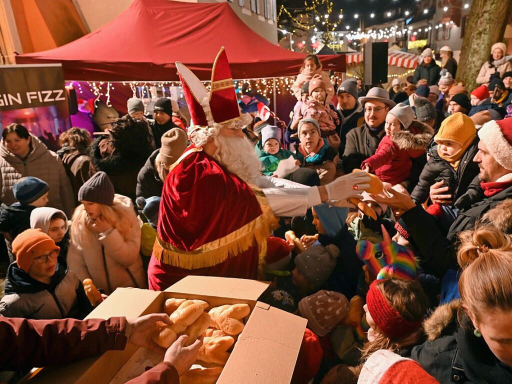 Impressionen vom dreitgigen Weihnachtsmarkt im historischen Stadtkern von Burkheim