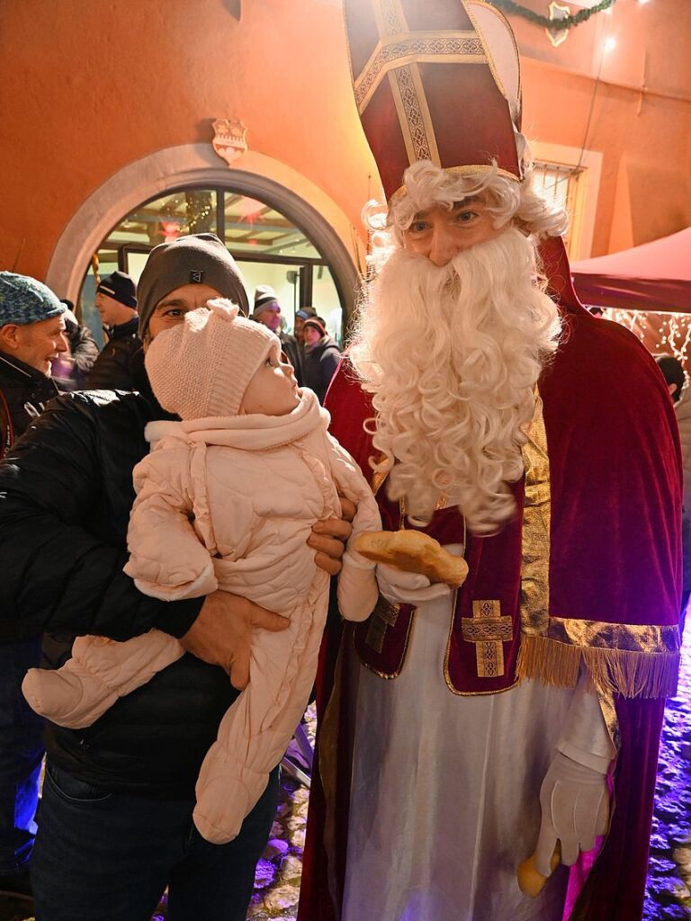 Impressionen vom dreitgigen Weihnachtsmarkt im historischen Stadtkern von Burkheim