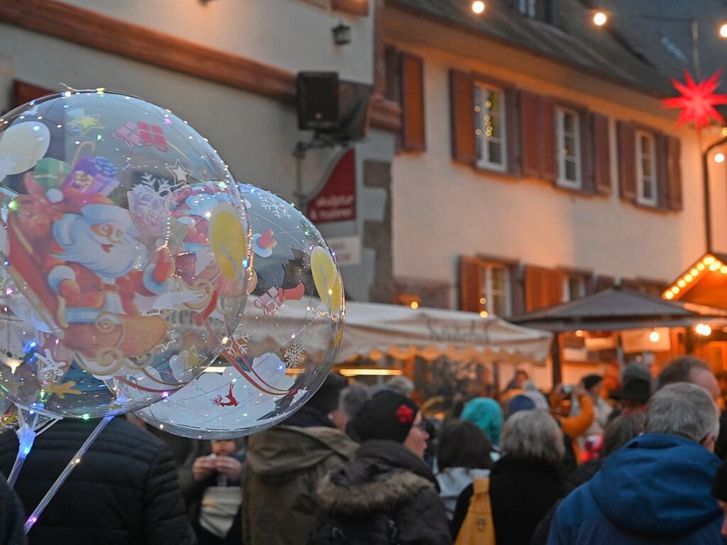 Impressionen vom dreitgigen Weihnachtsmarkt im historischen Stadtkern von Burkheim