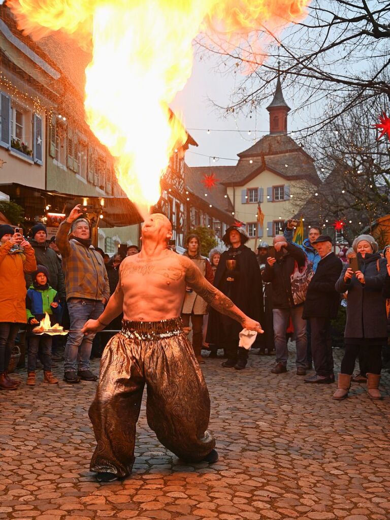 Impressionen vom dreitgigen Weihnachtsmarkt im historischen Stadtkern von Burkheim