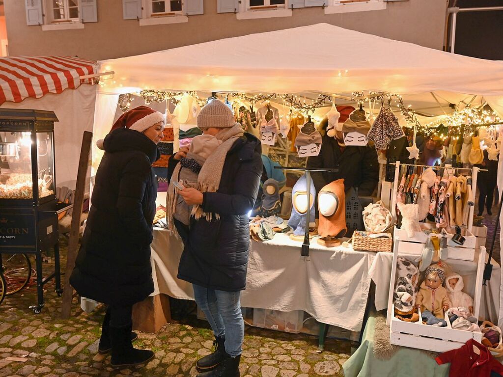 Impressionen vom dreitgigen Weihnachtsmarkt im historischen Stadtkern von Burkheim