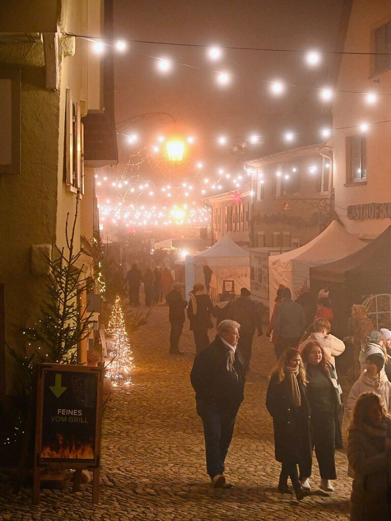 Impressionen vom dreitgigen Weihnachtsmarkt im historischen Stadtkern von Burkheim