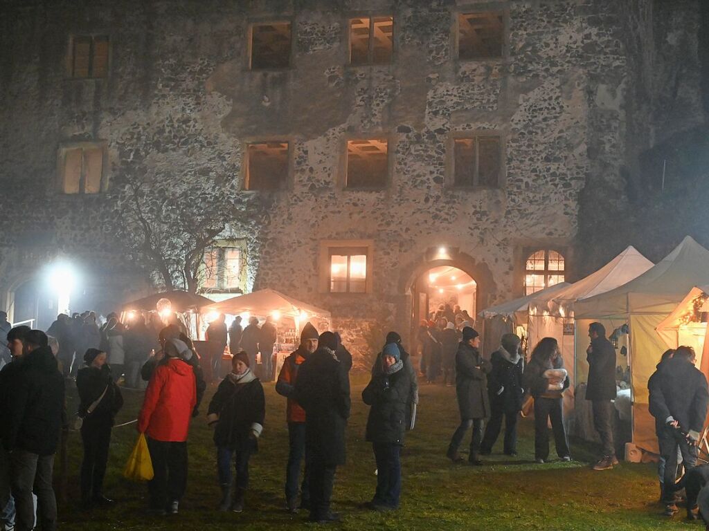 Impressionen vom dreitgigen Weihnachtsmarkt im historischen Stadtkern von Burkheim