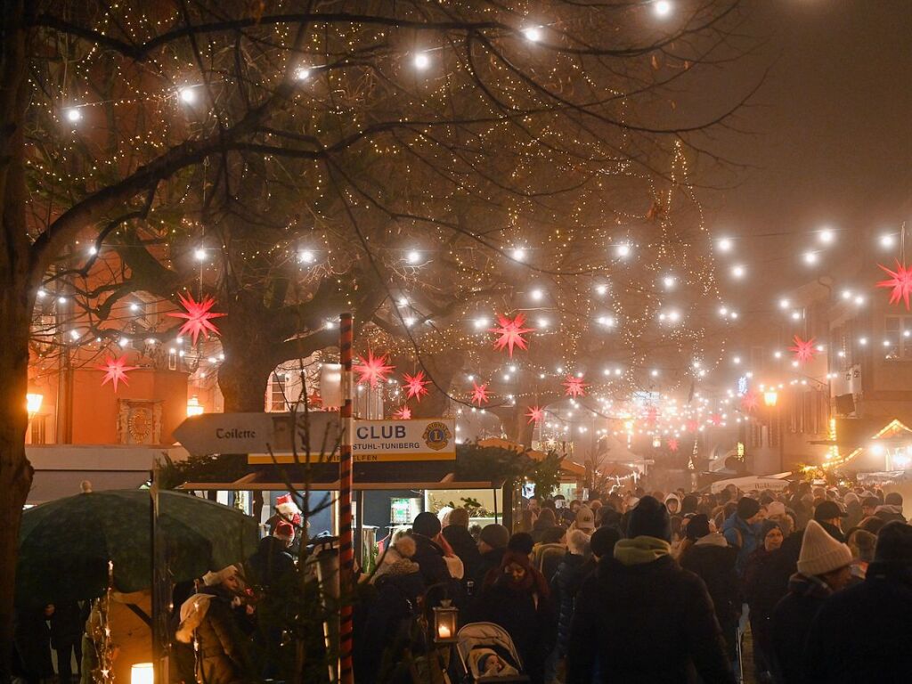 Impressionen vom dreitgigen Weihnachtsmarkt im historischen Stadtkern von Burkheim