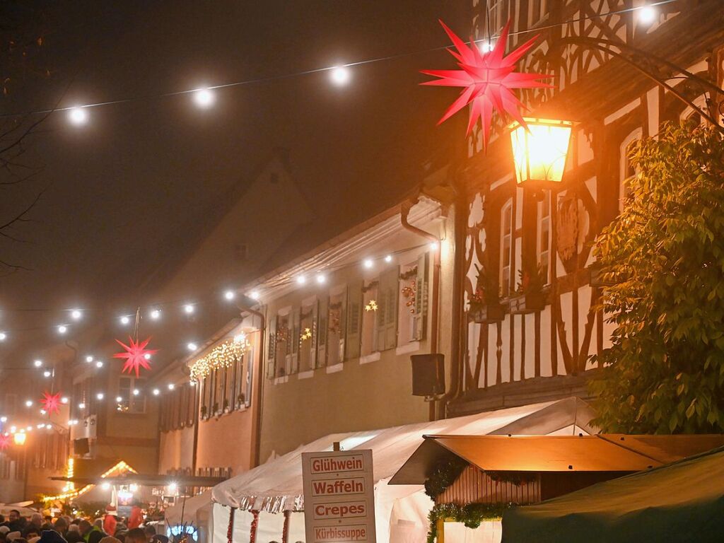 Impressionen vom dreitgigen Weihnachtsmarkt im historischen Stadtkern von Burkheim