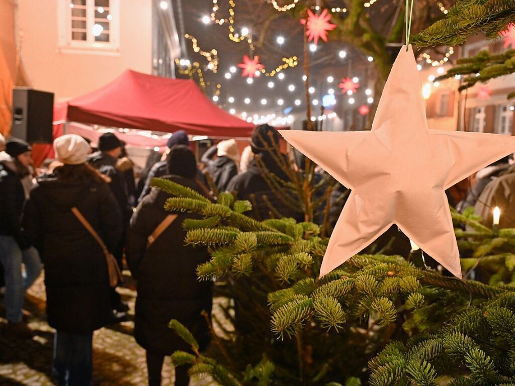 Impressionen vom dreitgigen Weihnachtsmarkt im historischen Stadtkern von Burkheim