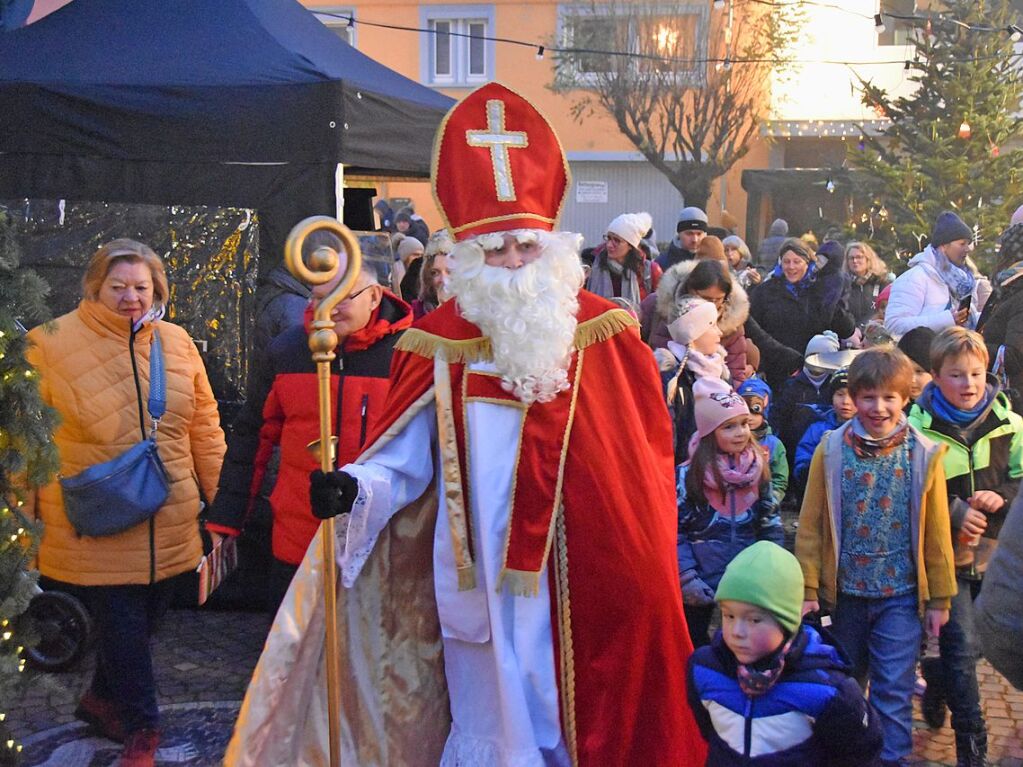 Viel Gefolge schliet sich dem  Nikolaus auf seinem Rundgang beim Btzinger Weihnachtszauber an.