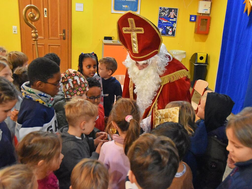 Dicht umlagert: Der Nikolaus bei seinem Besuch in der Btzinger Wichtelwerkstatt