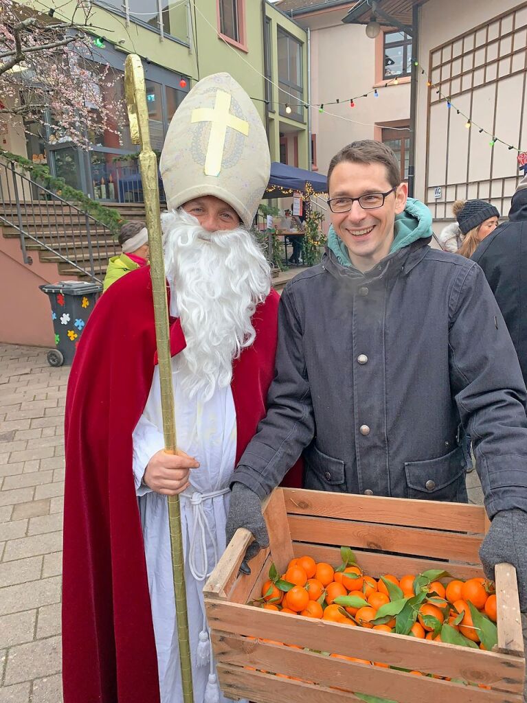 Der Nikolaus und der Brgermeister sorgen beim Neuershauser Adventsmarkt fr frische Vitamine.