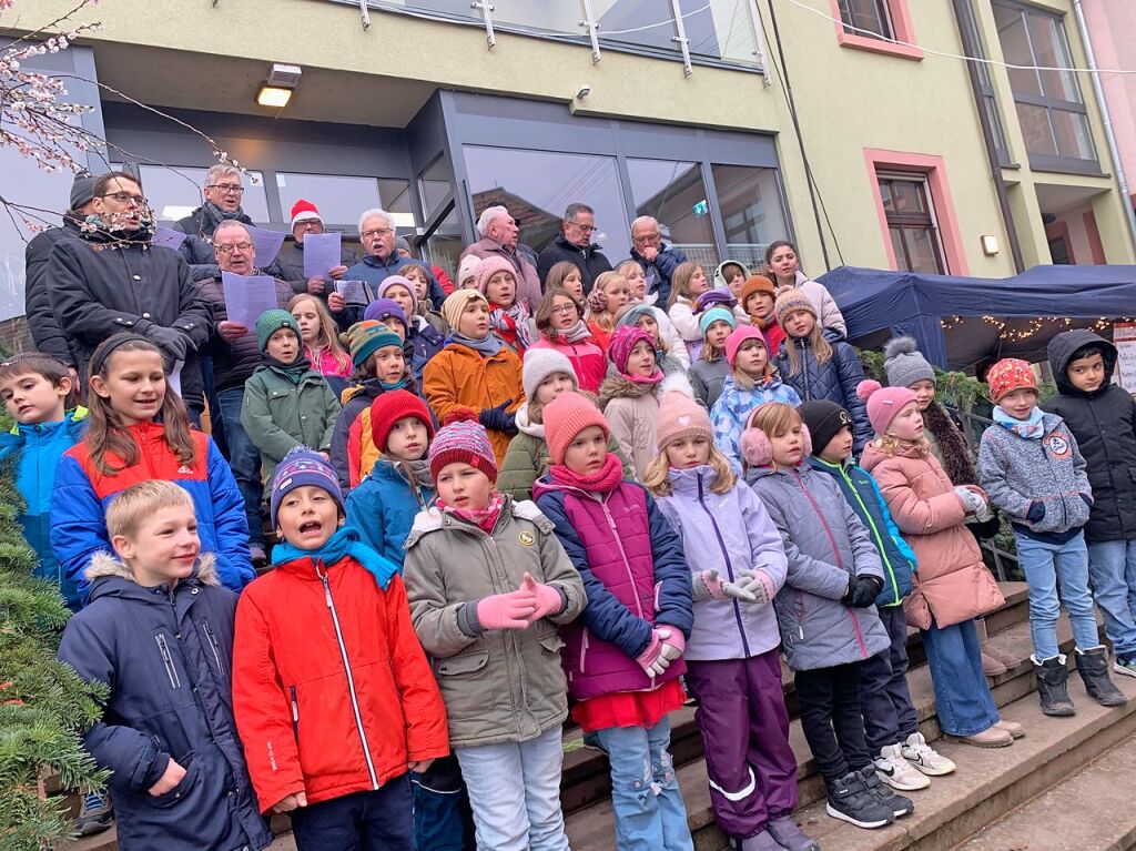 In Neuershausen singen zur Markterffnung die Grundschulkinder Advents- und Weihnachtslieder.