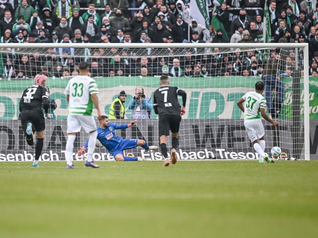 Der Video-Schiedsrichter greift ein - und Julian Green (r) trifft.  | Foto: Harry Langer/dpa