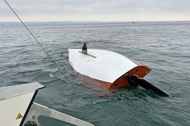 Die Schweizer Polizei verffentlichte ein Foto des gekenterten Segelboots.  | Foto: - (dpa)