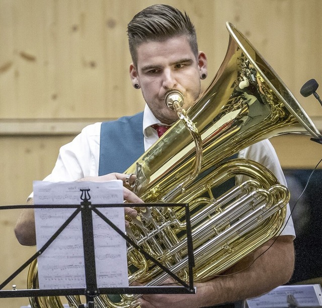 Marc Strittmatter bietet auf seiner Tuba eine solistische Glanzleistung.  | Foto: Paul Eischet