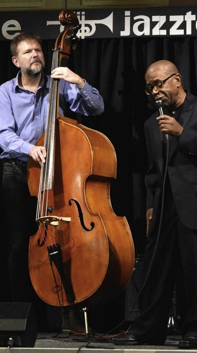 Warmer Swing und Zuckerbrtli: Kenny  ...nker am Bass begeisterten im Jazztone.  | Foto: Thomas Loisl Mink