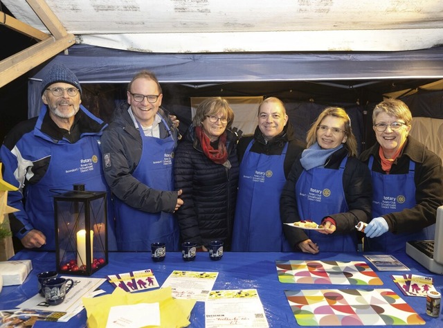 Am Stand der Rotarier in Holzschlag gab&#8217;s feines Raclette und gute Laune.   | Foto: Wolfgang Scheu