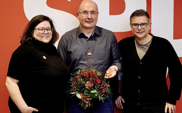 Bundestagskandidat Dirk Flacke (Mitte)...tzenden Saskia Ganter und Richard Gro  | Foto: SPD