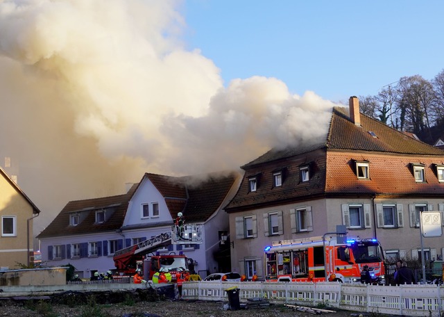 Die Einsatzkr&auml;fte waren stundenla...n L&ouml;scharbeiten besch&auml;ftigt.  | Foto: Reinert/swd-medien.de/dpa