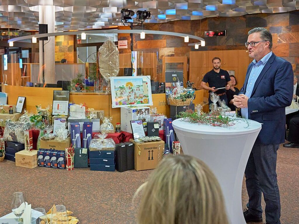 Auftakt der BZ-Aktion Weihnachtswunsch: Bei der BZ-Weinprobe in den Rumen des E-Werks Mittelbaden in Lahr freuten sich die Gste am Samstag ber ausgewhlte Weine, ein feines Men und die groe Tombola fr den guten Zweck.