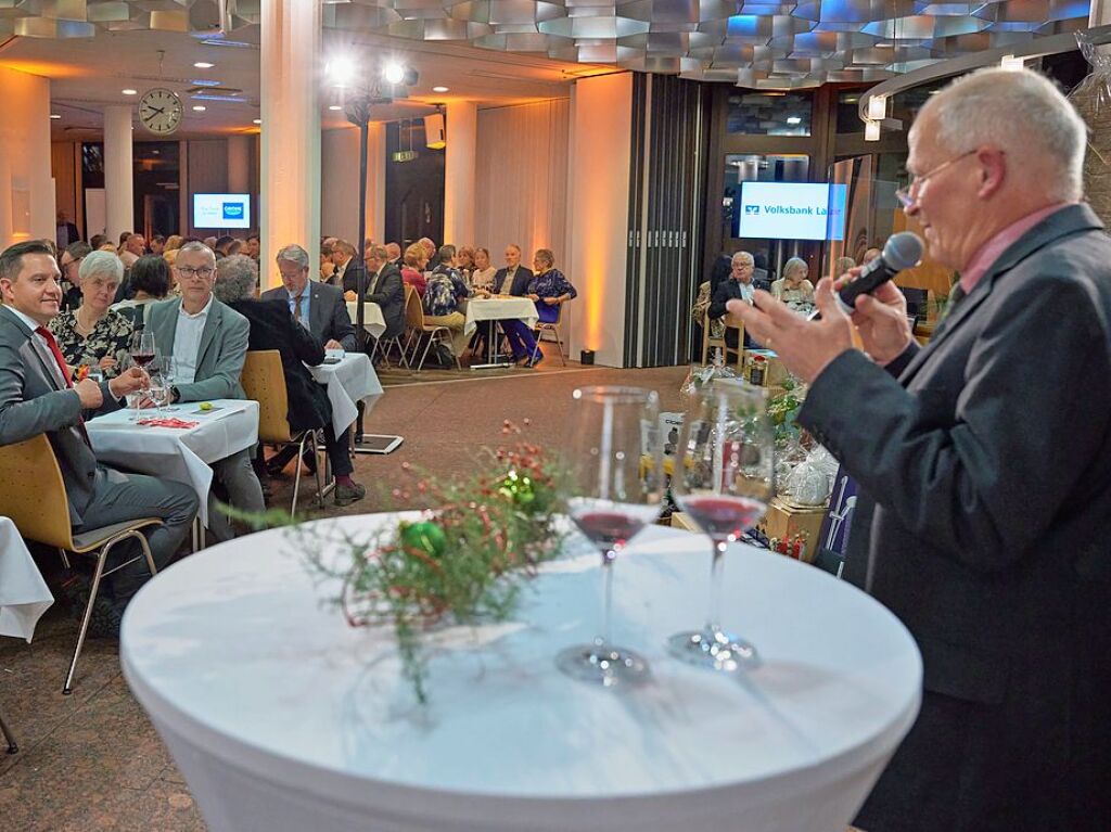 Auftakt der BZ-Aktion Weihnachtswunsch: Bei der BZ-Weinprobe in den Rumen des E-Werks Mittelbaden in Lahr freuten sich die Gste am Samstag ber ausgewhlte Weine, ein feines Men und die groe Tombola fr den guten Zweck.