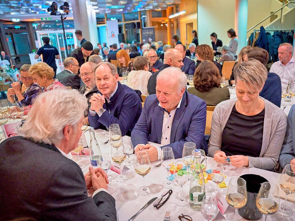 Auftakt der BZ-Aktion Weihnachtswunsch: Bei der BZ-Weinprobe in den Rumen des E-Werks Mittelbaden in Lahr freuten sich die Gste am Samstag ber ausgewhlte Weine, ein feines Men und die groe Tombola fr den guten Zweck.