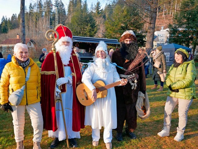 Niklaus, Knecht Rupprecht und der Enge...otomotive beim Seemer Weihnachtsmarkt.  | Foto: Eva Korinth