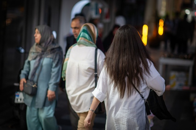 Seit Protesten vor zwei Jahren ignorie...Iran die Kopftuchpflicht. (Archivbild)  | Foto: Arne Immanuel B&auml;nsch/dpa