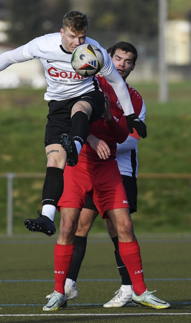 Zunchst kaum einen Stich: Alexander R...) vor  Leon Hesselbarth (FC Schnau)    | Foto: Gerd Gruendl