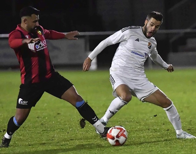 Ball rollte ohne festes Ziel: Sandro Knab (SV 08, rechts) gegen Ali Kassem (FSV)  | Foto: Jrgen Rudigier