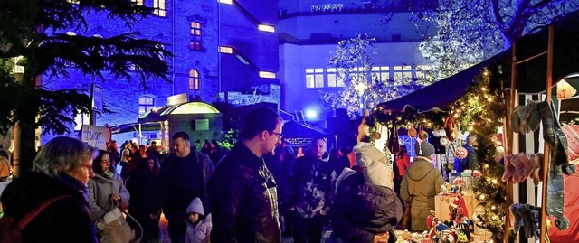 Der Auftakt des Lahrer Weihnachtsmarkts am Freitagabend war gut besucht.  | Foto: Endrik Baublies