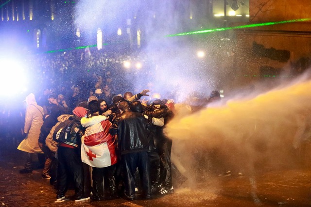 Die Polizei setzt einen Wasserwerfer gegen Demonstranten ein.  | Foto: Zurab Tsertsvadze/AP/dpa