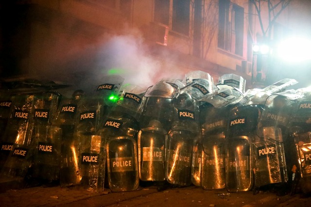 In der Hauptstadt Tiflis zog die Poliz...satz gegen die Demonstranten zusammen.  | Foto: Zurab Tsertsvadze/AP/dpa