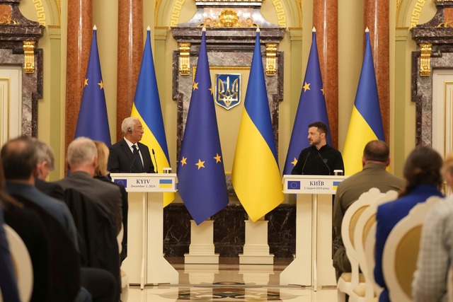 Symbolischer EU-Besuch am ersten Tag im Amt.  | Foto: Evgeniy Maloletka/AP/dpa