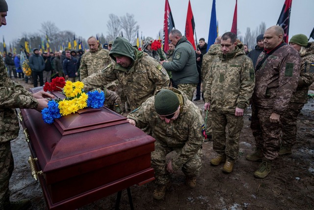 Auch die Ukraine hat hohe Verluste. (Archivbild)  | Foto: Evgeniy Maloletka/AP/dpa