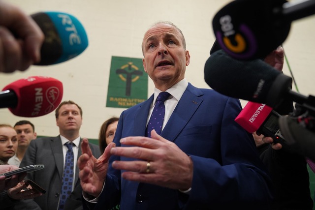 Seine Partei Fianna F&aacute;il liegt ...eregierungschef Miche&aacute;l Martin.  | Foto: Jacob King/PA Wire/dpa