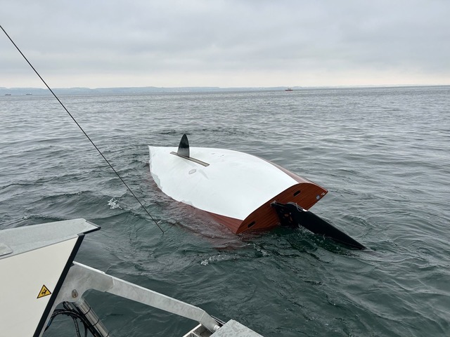 Vor der "Regatta der Eisernen" ist das Wettkampfboot zweier Segler gekentert.  | Foto: -/Kantonspolizei Thurgau/dpa