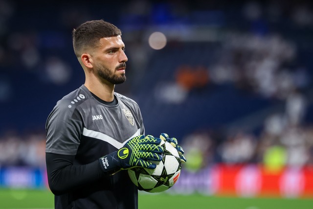 Fabian Bredlow darf im DFB-Pokal in Re...urg f&uuml;r Alexander N&uuml;bel ran.  | Foto: Jan Woitas/dpa