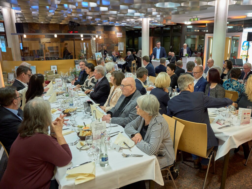 Auftakt der BZ-Aktion Weihnachtswunsch: Bei der BZ-Weinprobe in den Rumen des E-Werks Mittelbaden in Lahr freuten sich die Gste am Samstag ber ausgewhlte Weine, ein feines Men und die groe Tombola fr den guten Zweck.