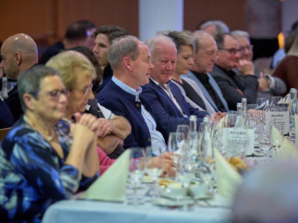 Auftakt der BZ-Aktion Weihnachtswunsch: Bei der BZ-Weinprobe in den Rumen des E-Werks Mittelbaden in Lahr freuten sich die Gste am Samstag ber ausgewhlte Weine, ein feines Men und die groe Tombola fr den guten Zweck.