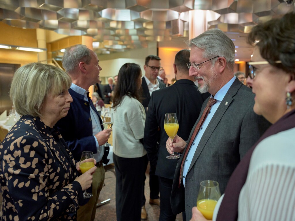 Auftakt der BZ-Aktion Weihnachtswunsch: Bei der BZ-Weinprobe in den Rumen des E-Werks Mittelbaden in Lahr freuten sich die Gste am Samstag ber ausgewhlte Weine, ein feines Men und die groe Tombola fr den guten Zweck.