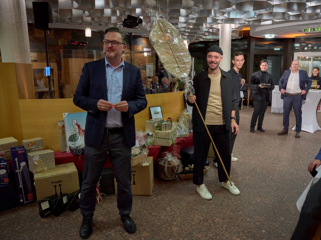 Auftakt der BZ-Aktion Weihnachtswunsch: Bei der BZ-Weinprobe in den Rumen des E-Werks Mittelbaden in Lahr freuten sich die Gste am Samstag ber ausgewhlte Weine, ein feines Men und die groe Tombola fr den guten Zweck.